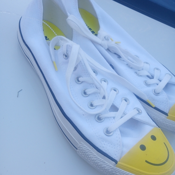 Converse Chuck Taylor all star smiley face  size 11 - Picture 2 of 4